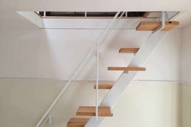 Alternating step staircase