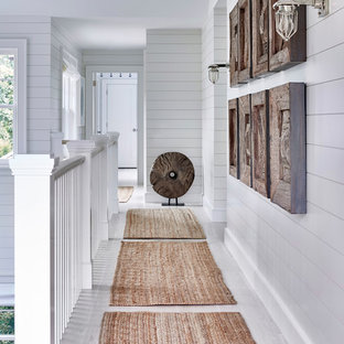 Idee per un'ampia scala a rampa dritta minimal con pedata in legno e alzata in legno verniciato