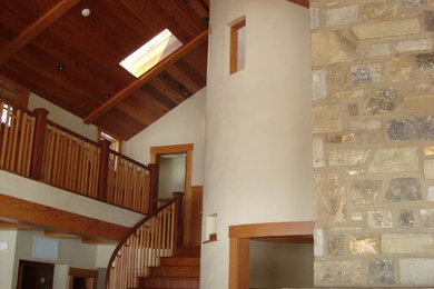 Modelo de escalera curva de estilo americano de tamaño medio con escalones de madera, contrahuellas de madera y barandilla de madera