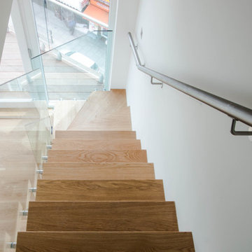 An oak treads floating staircase that offers a luminous look