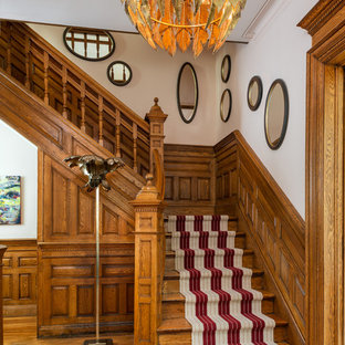 Modelo de escalera en L, clásica, pequeña, con escalones de madera, contrahuellas de madera y barandilla de madera