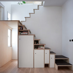 Esempio di una piccola scala a "U" minimal con pedata in legno e alzata in legno