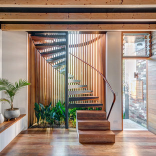 Mittelgroße Industrial Treppe mit Holzgeländer und offenen Setzstufen in Sydney