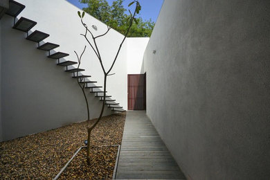 Diseño de escalera exterior contemporánea con escalones de metal