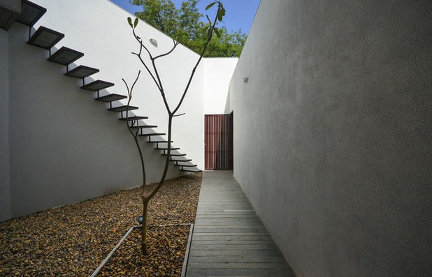 Contemporary Staircase by Modo Designs