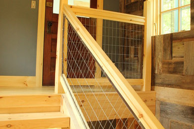 Идея дизайна: прямая лестница в стиле рустика с деревянными ступенями без подступенок