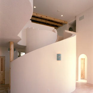 Aménagement d'un très grand escalier hélicoïdal sud-ouest américain avec un garde-corps en matériaux mixtes.