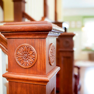 Ejemplo de escalera en L, de estilo americano, de tamaño medio, con escalones de madera y contrahuellas de madera pintada