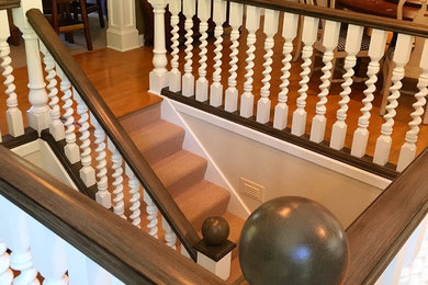 Modelo de escalera tradicional de tamaño medio con escalones enmoquetados, contrahuellas enmoquetadas y barandilla de madera