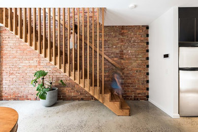Foto de escalera recta contemporánea pequeña con escalones de madera, contrahuellas de madera y barandilla de madera