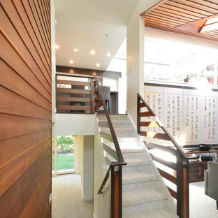 Imagen de escalera recta, de estilo zen, de tamaño medio, con escalones enmoquetados, contrahuellas enmoquetadas y barandilla de madera