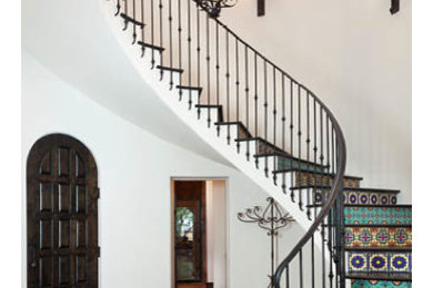 Свежая идея для дизайна: лестница в средиземноморском стиле - отличное фото интерьера