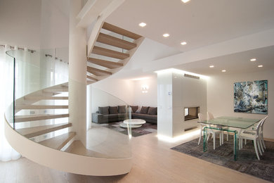 Große Moderne Treppe mit offenen Setzstufen in Venedig