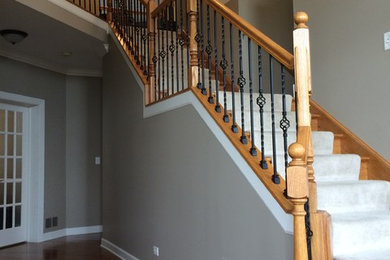 Diseño de escalera recta actual con escalones de madera y contrahuellas de madera
