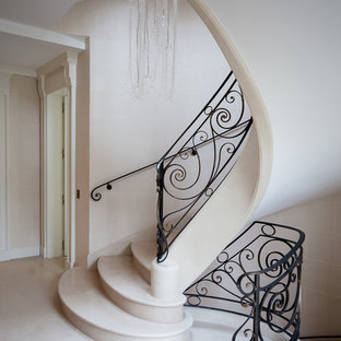 Réalisation d'un grand escalier courbe tradition avec des marches en béton.