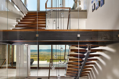 Modelo de escalera suspendida moderna extra grande sin contrahuella con escalones de madera y barandilla de vidrio