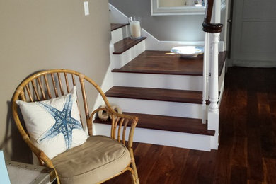 На фото: маленькая угловая лестница в морском стиле с деревянными ступенями и крашенными деревянными подступенками для на участке и в саду