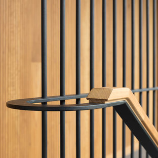 Modelo de escalera actual con barandilla de varios materiales