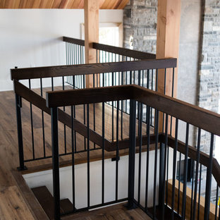 Foto de escalera suspendida, contemporánea, con escalones de madera, contrahuellas de metal y barandilla de varios materiales