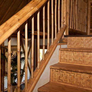 Aménagement d'un escalier exotique en L avec des marches en bois.