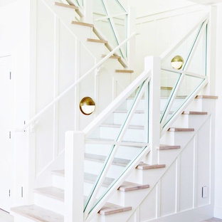 Foto de escalera en U, marinera, con escalones de madera, contrahuellas de madera pintada y barandilla de varios materiales