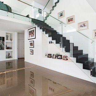 Diseño de escalera recta, contemporánea, con escalones de acrílico