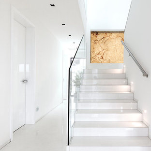 Mittelgroße Moderne Treppe in U-Form mit Glas-Setzstufen in Sonstige