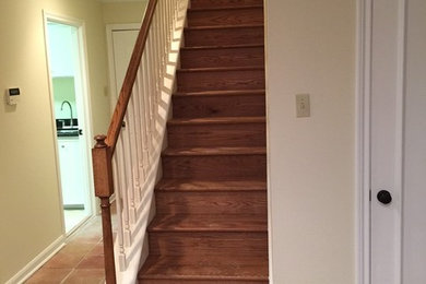 Ejemplo de escalera recta de tamaño medio con escalones de madera y contrahuellas de madera