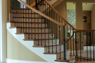 Ejemplo de escalera actual con escalones de madera y contrahuellas de madera pintada