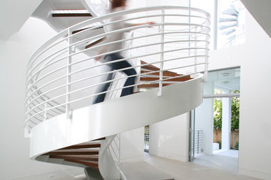 Imagen de escalera de caracol contemporánea con escalones de madera