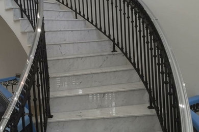 サリーにある中くらいなコンテンポラリースタイルのおしゃれなサーキュラー階段の写真