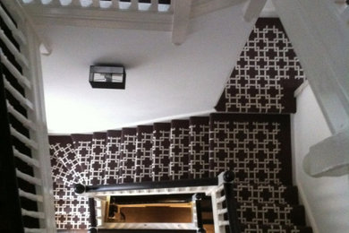 ロンドンにあるお手頃価格のコンテンポラリースタイルのおしゃれな階段 (カーペット張りの蹴込み板) の写真