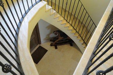 チェシャーにあるトラディショナルスタイルのおしゃれな階段の写真