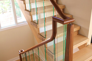 Imagen de escalera en U moderna de tamaño medio sin contrahuella con escalones de madera