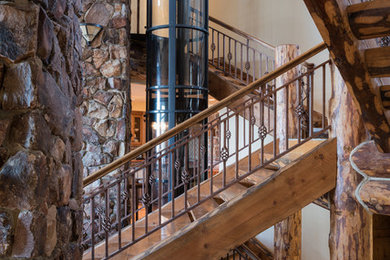 Diseño de escalera recta de estilo americano de tamaño medio con escalones de madera