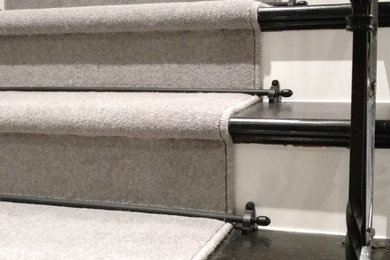 バーミングハムにある高級な中くらいなトラディショナルスタイルのおしゃれな直階段 (フローリングの蹴込み板) の写真