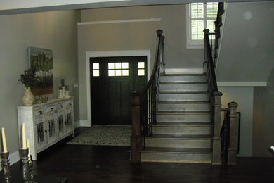 Foto de escalera en U de estilo americano de tamaño medio con escalones de madera, contrahuellas de madera y barandilla de varios materiales