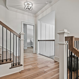 Modelo de escalera en U, de estilo americano, con escalones de madera y barandilla de varios materiales