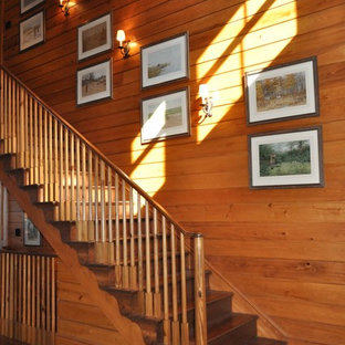 Aménagement d'un escalier classique avec des marches en bois, des contremarches en bois et un garde-corps en bois.