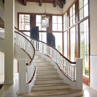 Gewendelte, Mittelgroße Klassische Treppe mit gefliesten Treppenstufen, gebeizten Holz-Setzstufen und Holzgeländer in Miami