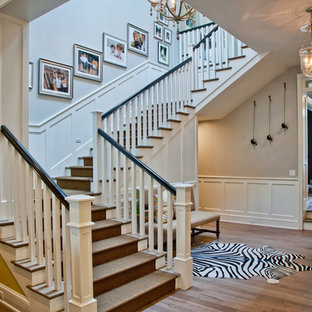 Diseño de escalera tradicional con escalones de madera