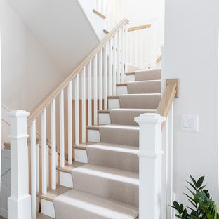 Große Country Treppe in U-Form mit Teppich-Treppenstufen, Teppich-Setzstufen und Holzgeländer in Chicago