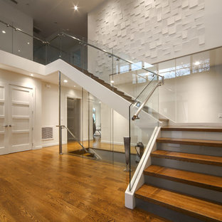Große Moderne Holztreppe in L-Form mit Glas-Setzstufen und Glasgeländer in New York