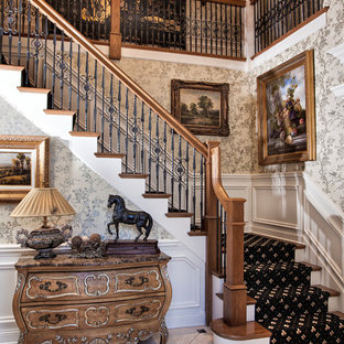 Aménagement d'un escalier victorien en L avec des marches en bois et des contremarches en bois peint.