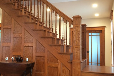 Réalisation d'un grand escalier champêtre avec des marches en bois et des contremarches en bois.