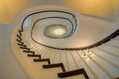 ニューヨークにあるトラディショナルスタイルのおしゃれな階段の写真