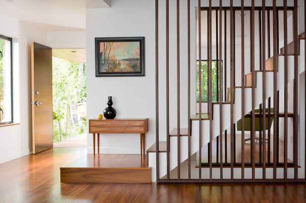 Contemporary Staircase by Floisand Studio