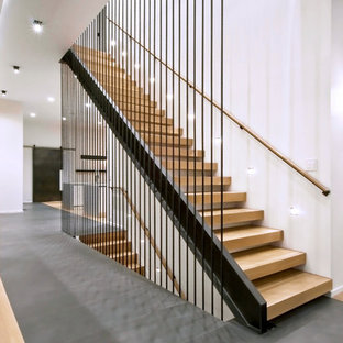 Gerade, Mittelgroße Industrial Holztreppe mit offenen Setzstufen und Stahlgeländer in Chicago