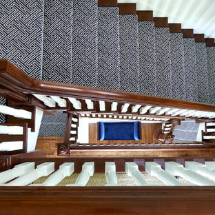 Klassische Holztreppe in L-Form mit gebeizten Holz-Setzstufen, Holzgeländer und vertäfelten Wänden in Chicago