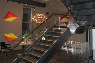 Schwebende, Große Moderne Treppe mit Metall-Setzstufen in New York